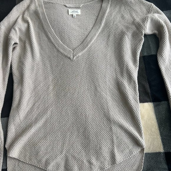 Aritzia- Wilfred Silk and Cashmere V Neck Sweater - Picture 2 of 5